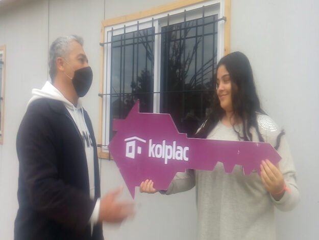 mixkit-dreaming-big-31.00_04_11_01.Imagen fija002